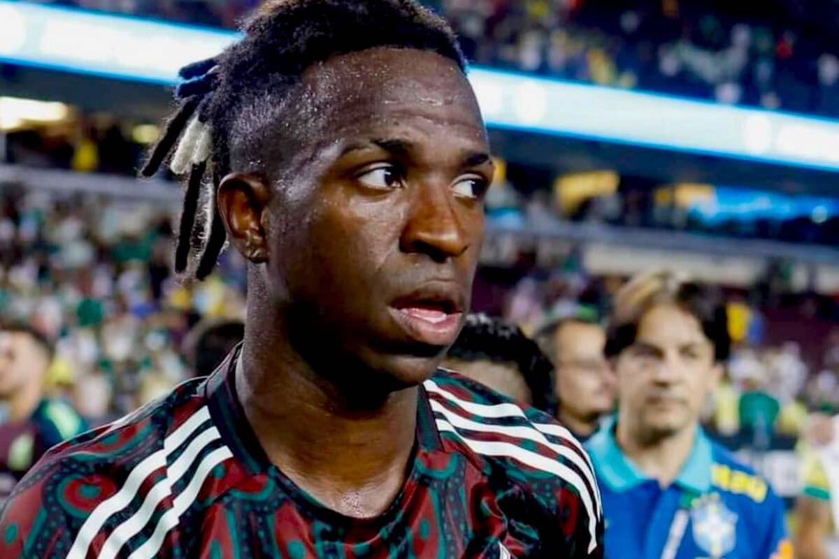 ¡Para el recuerdo! Vinícius se pone la playera de México