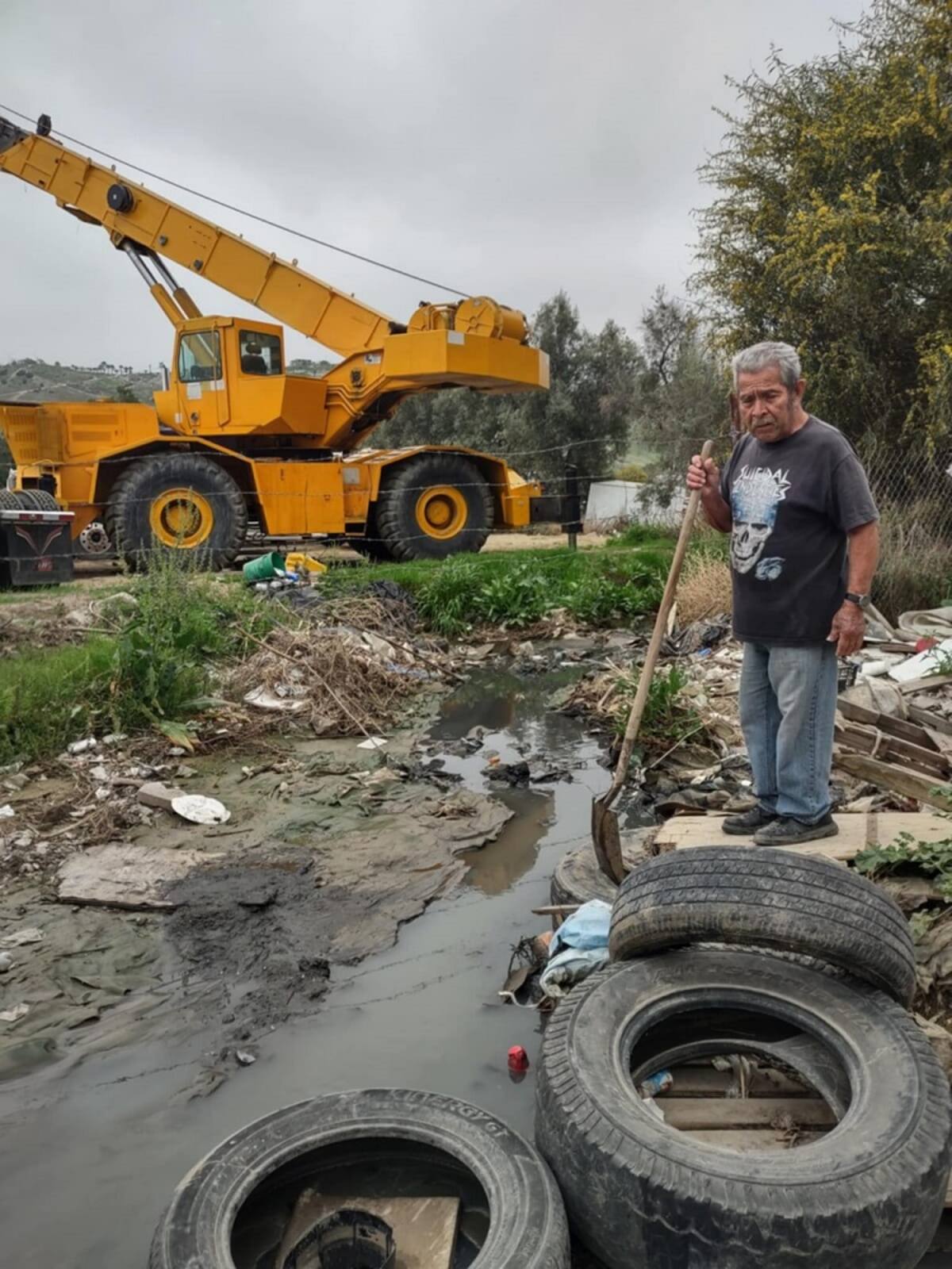 Los propios residentes deben recoger los escombros y la basura acumulada.