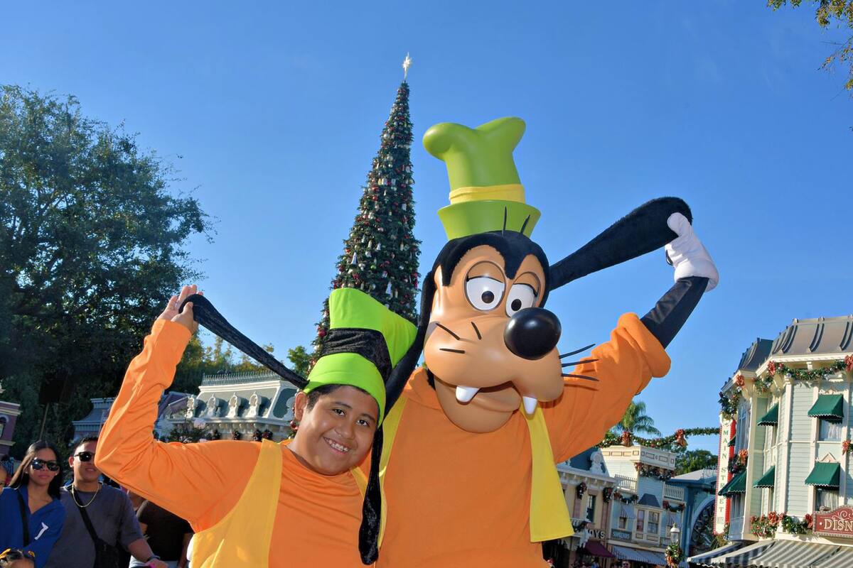 Emotivo encuentro entre Goofy y joven de 13 años con Disneybounding