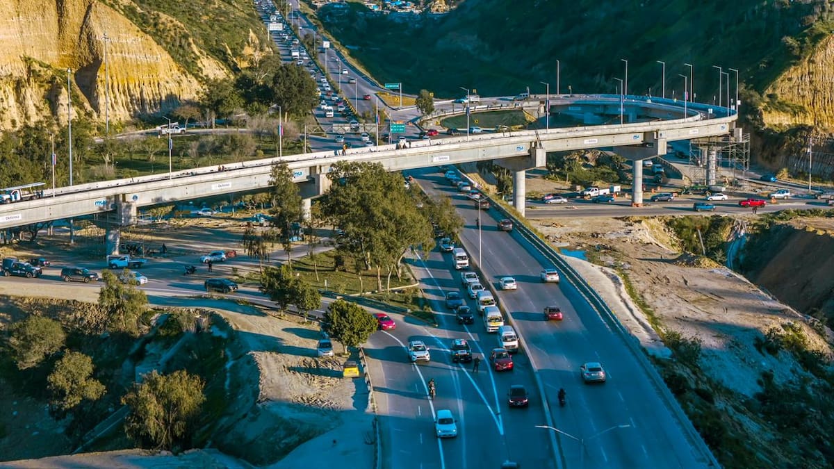 Trabajadores realizaron labores de pintado vial, colocación de señalética y forestación en la zona del cañón del Matadero como parte de los trabajos finales del Viaducto Elevado. Foto: Border Zoom