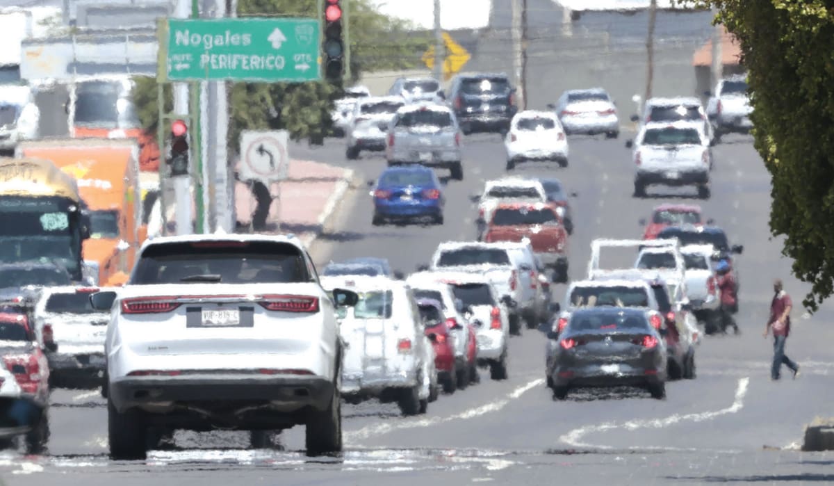 Sobre el bulevar Kino y Periférico Oriente se observó esta neblina de calor, que también llaman espejismo, que hace parecer como si la calle se derritiera. FOTO: JULIÁN ORTEGA
