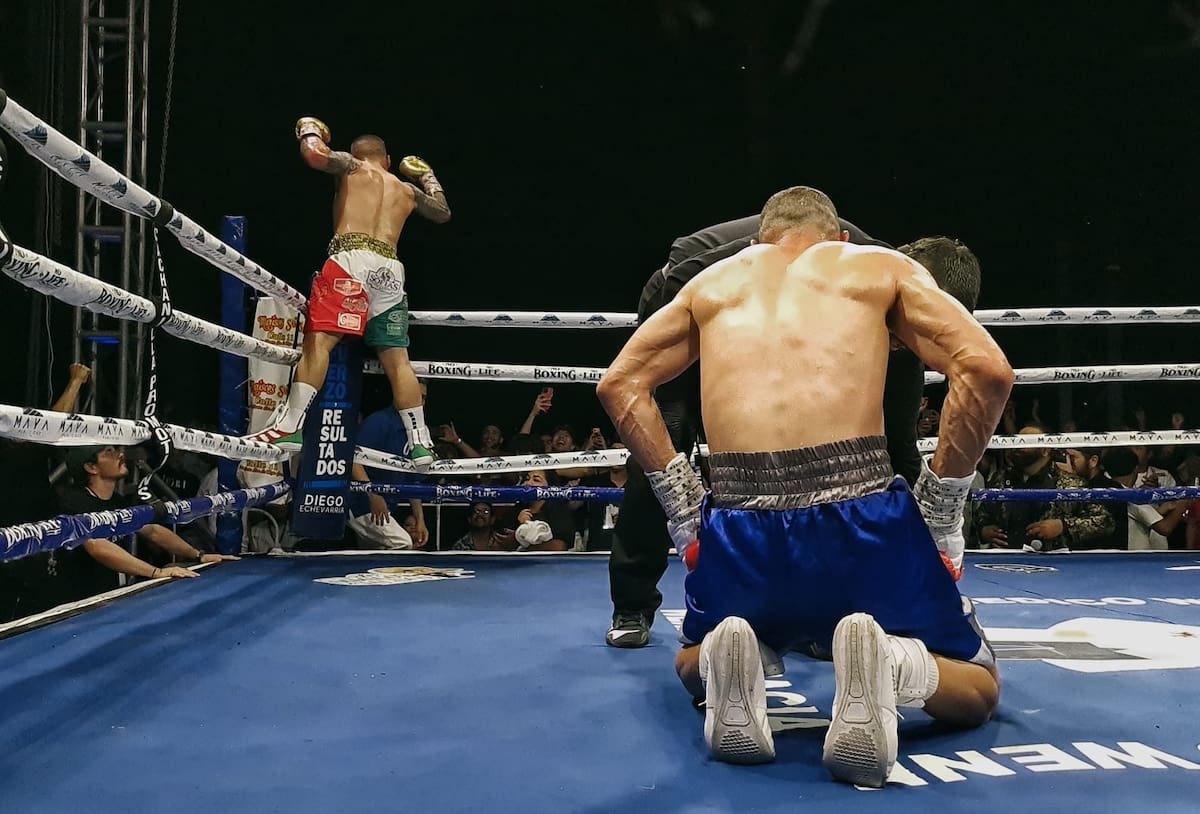 Jesús “Chío” Adame celebra su victoria por nocaut técnico sobre el venezolano Argenis España durante una función de boxeo celebrada en el Bosque y Zoológico de la Ciudad, en Mexicali. (Foto: Saúl Martínez)