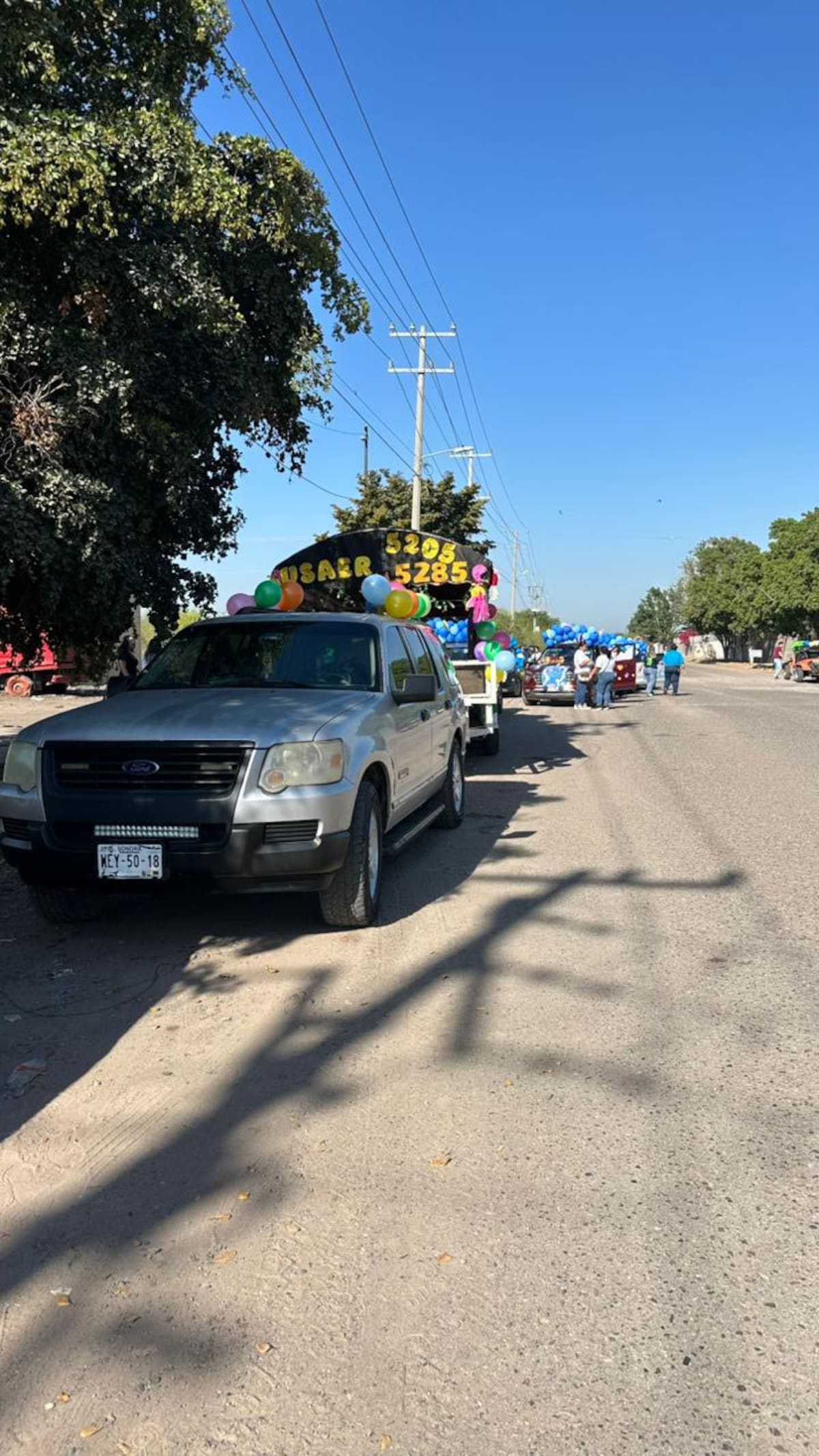 Docentes, familias y ciudadanos participaron en una caravana para visibilizar el autismo. | Foto: Mayra Echeverría