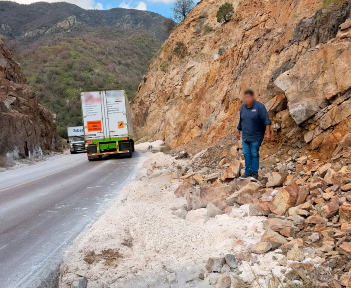 La carretera Ímuris-Cananea permanece abierta a la circulación; la clausura de Profepa se limita al polígono afectado por el derrame de ácido sulfúrico. FOTO: ESPECIAL