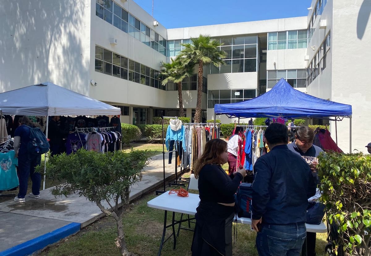 Los estudiantes armaron sus carpas para vender todo tipo de productos a sus compañeros.