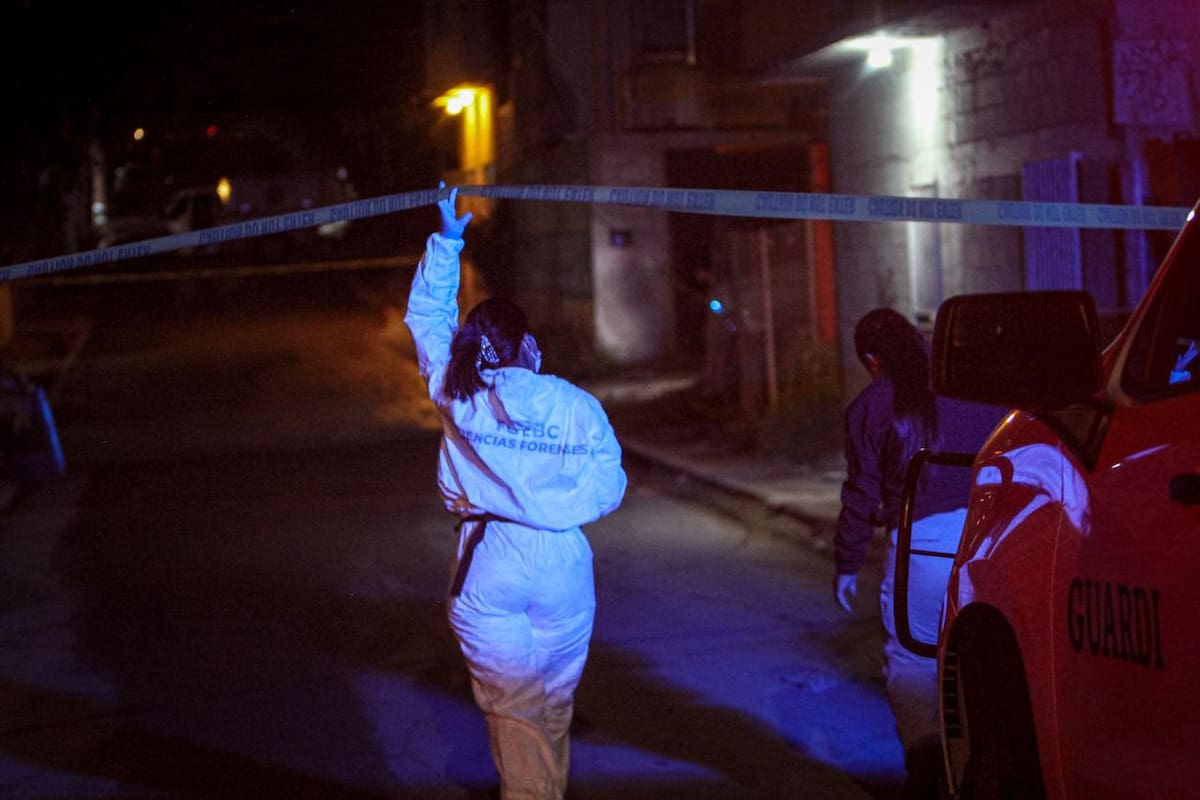 Policías municipales localizaron a una persona sin vida dentro de un tambo de plástico y procedieron a asegurar el área. Foto: Border Zoom