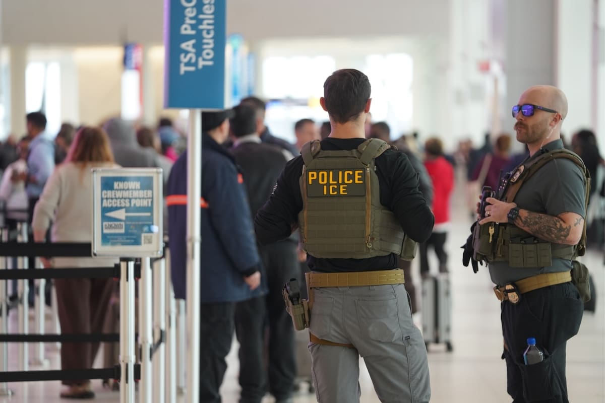 ICE permitirá usar IA en centros de detención para facilitar arrestos y operaciones, mientras mantiene pagos de un dólar diario a personas migrantes detenidas, una decisión que busca reducir costos para contratistas pero no mejora sus condiciones de encierro