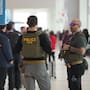 ICE permitirá usar IA en centros de detención para facilitar arrestos y operaciones, mientras mantiene pagos de un dólar diario a personas migrantes detenidas, una decisión que busca reducir costos para contratistas pero no mejora sus condiciones de encierro