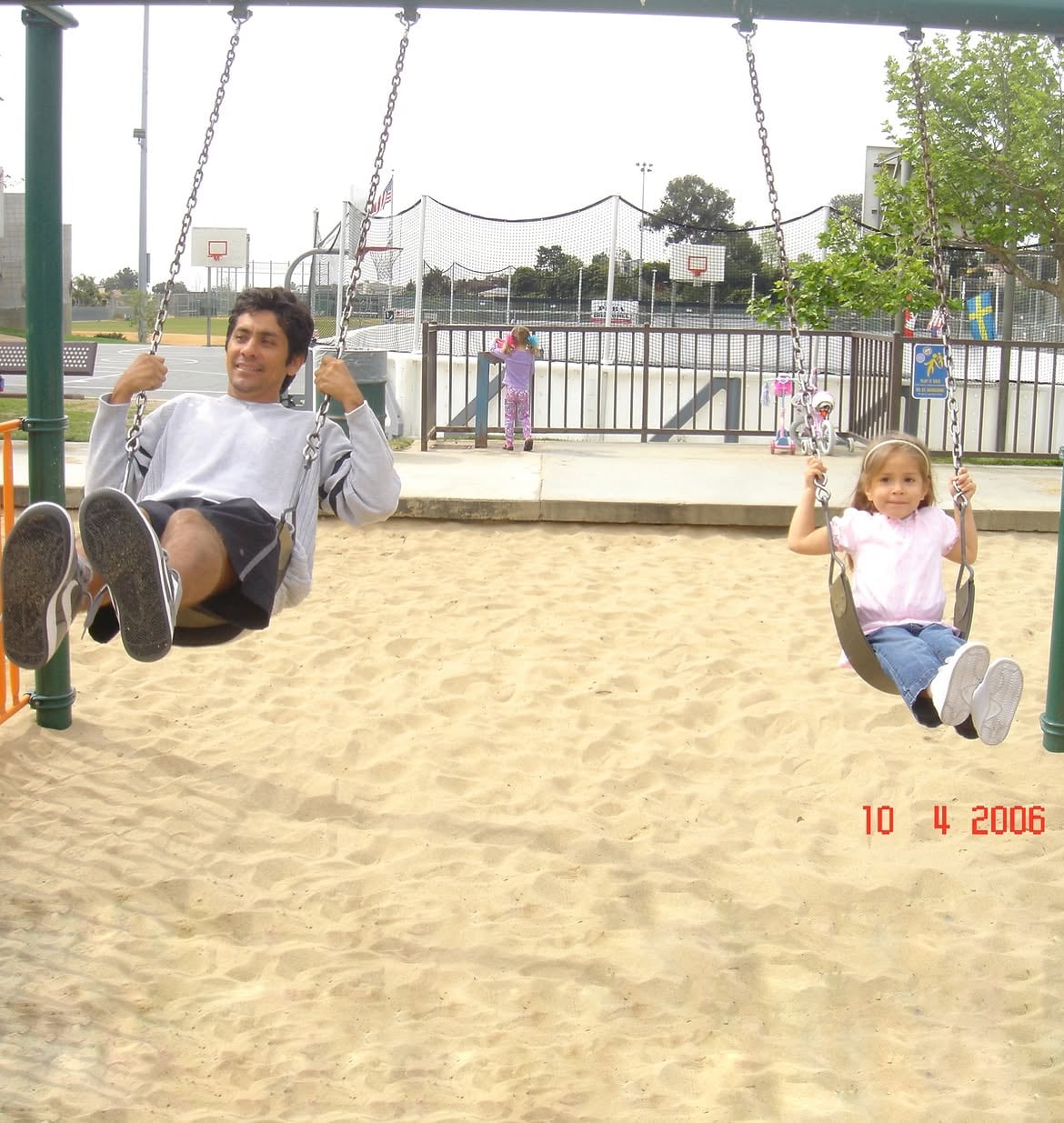 Andrea de 4 años se divierte junto a su papá, Jorge Campos, en los columpios de un parque en 2006. (Foto: IG @soy.andreacampos)