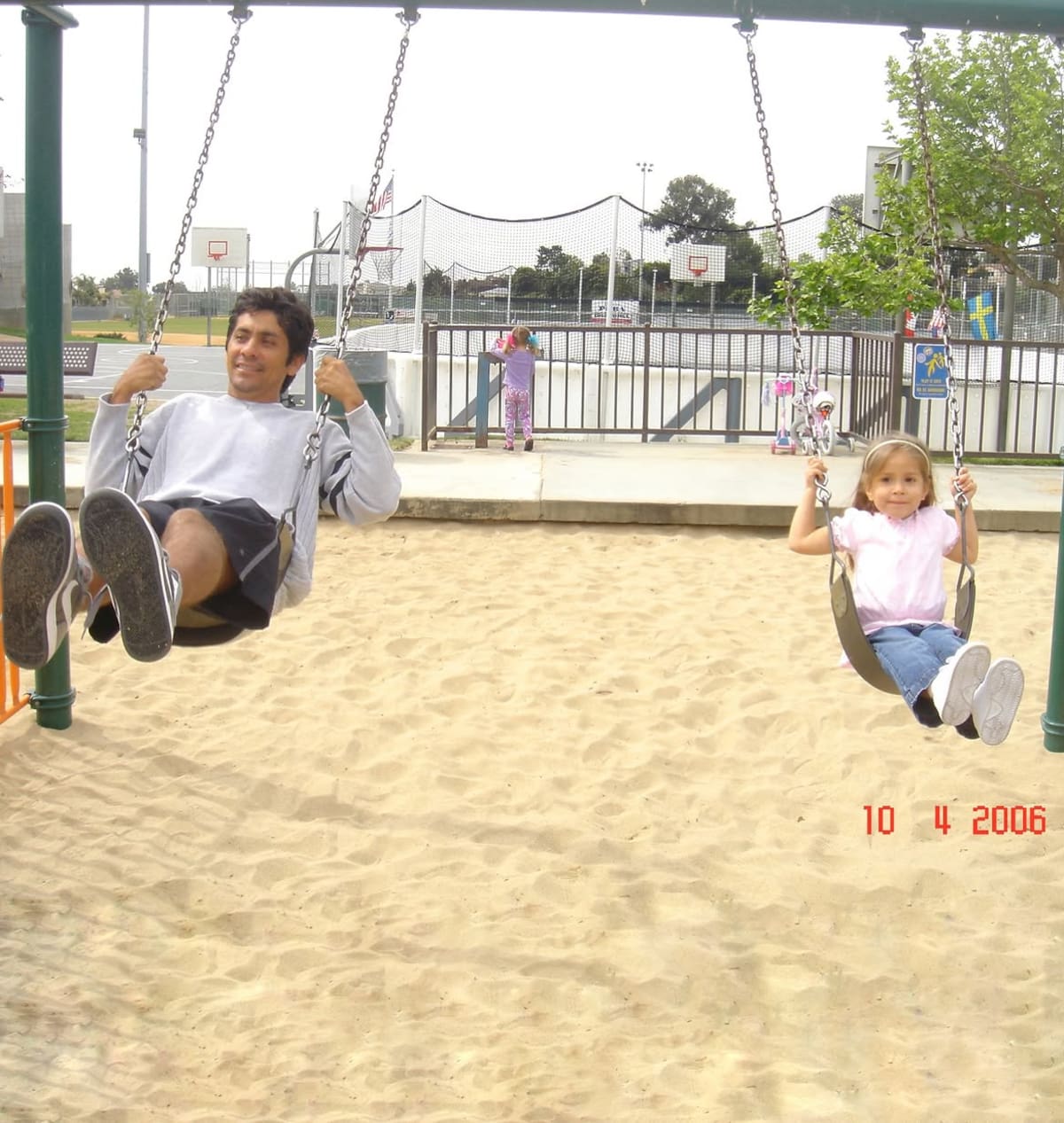 Andrea de 4 años se divierte junto a su papá, Jorge Campos, en los columpios de un parque en 2006. (Foto: IG @soy.andreacampos)
