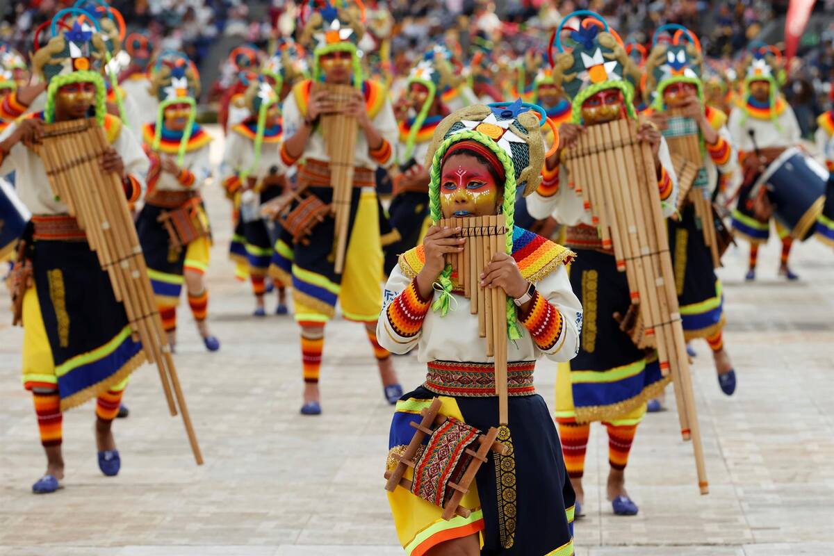 "Canto a la Tierra" llena de música y color el Carnaval de Negros y Blancos