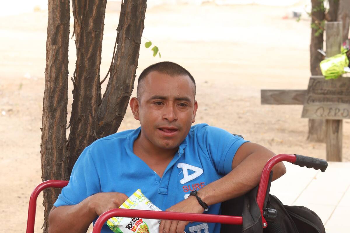 Dionisio regresa a cuidar su jardín en el panteón