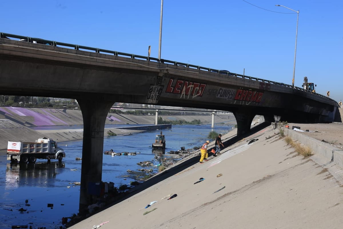Activistas, empresarios y autoridades participaron en la limpieza de la Canalización del Río Tijuana. Foto. Sergio Ortiz