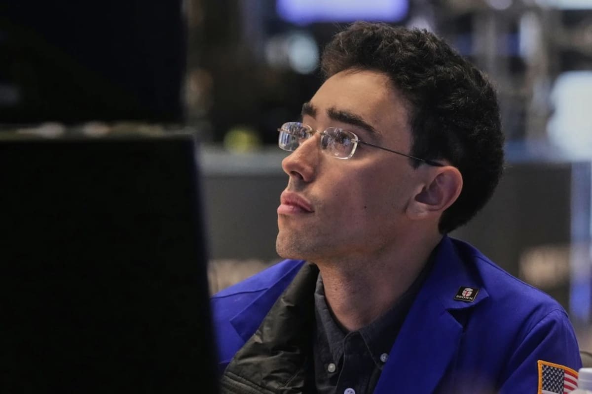 El especialista Alex Weitzman trabaja en su puesto en el parqué de la Bolsa de Valores de Nueva York, el lunes 21 de julio de 2025. | Crédito: AP/Richard Drew