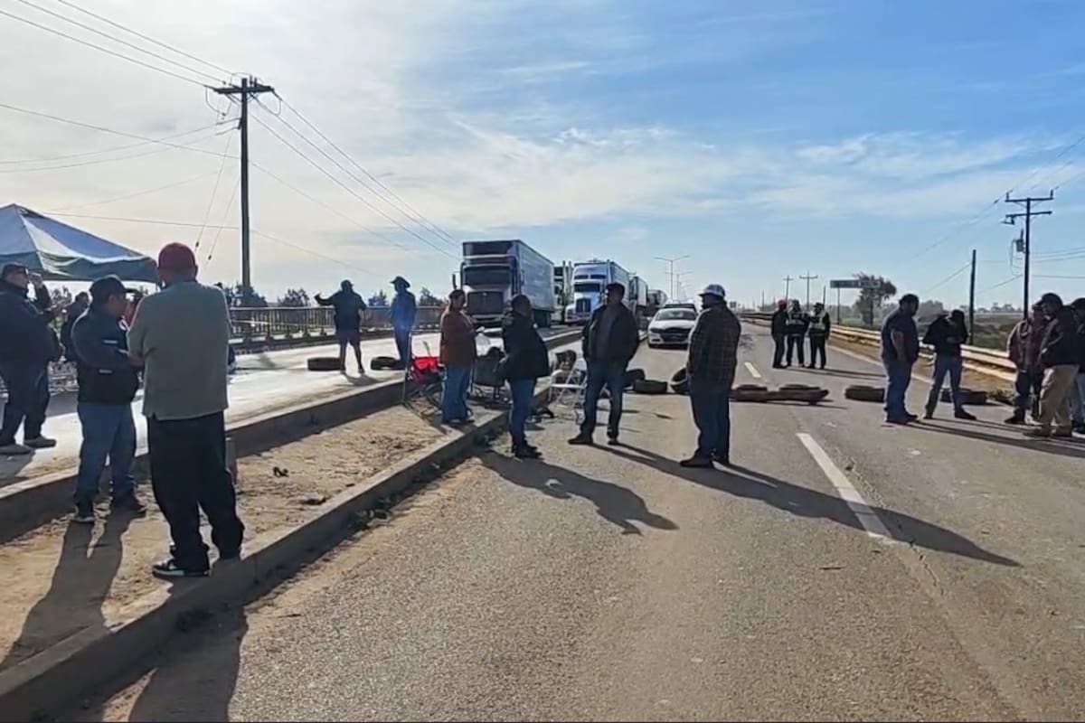 Se mantiene bloqueo carretero en San Quintín y golpea a transportistas