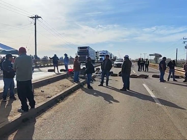 Se mantiene bloqueo carretero en San Quintín y golpea a transportistas