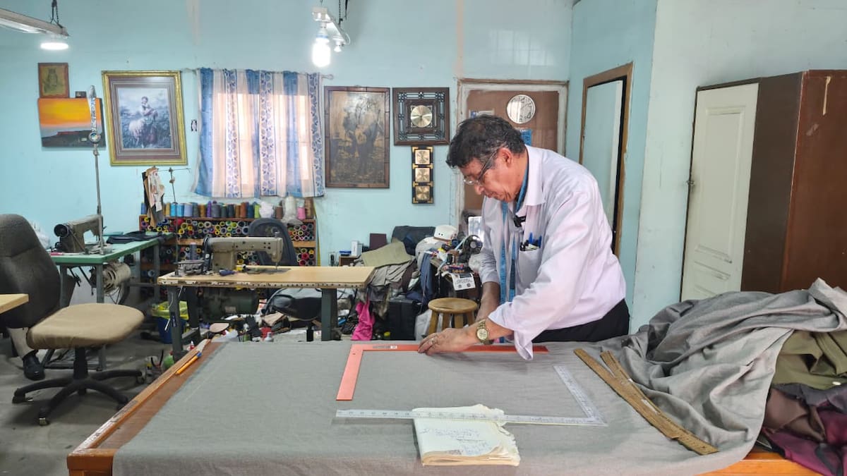 Roberto explicó que tuvo que dominar desde el uso del dedal hasta las técnicas necesarias para confeccionar una prenda a la medida, entendiendo que detrás de cada saco existía un trabajo artesanal l Foto: Fernando Guerrero
