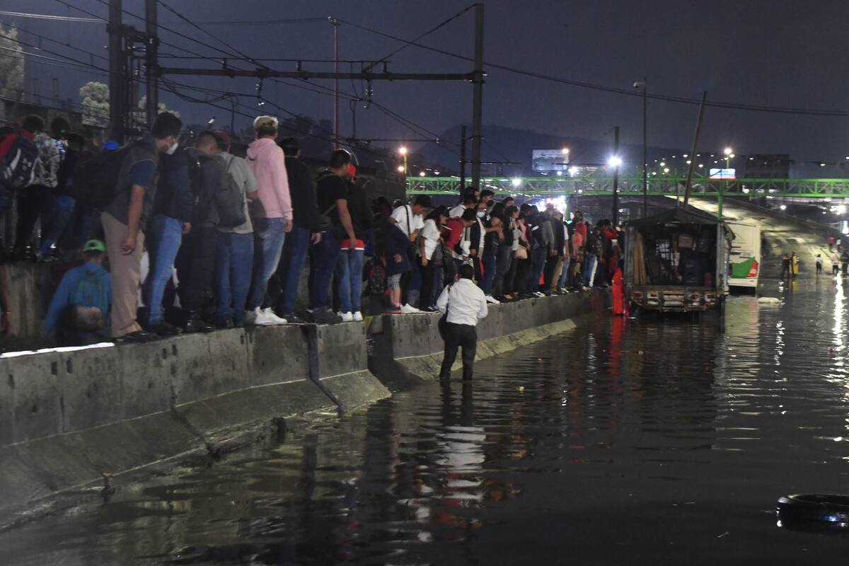 Clara Brugada recorre zonas afectadas por lluvias en Iztapalapa