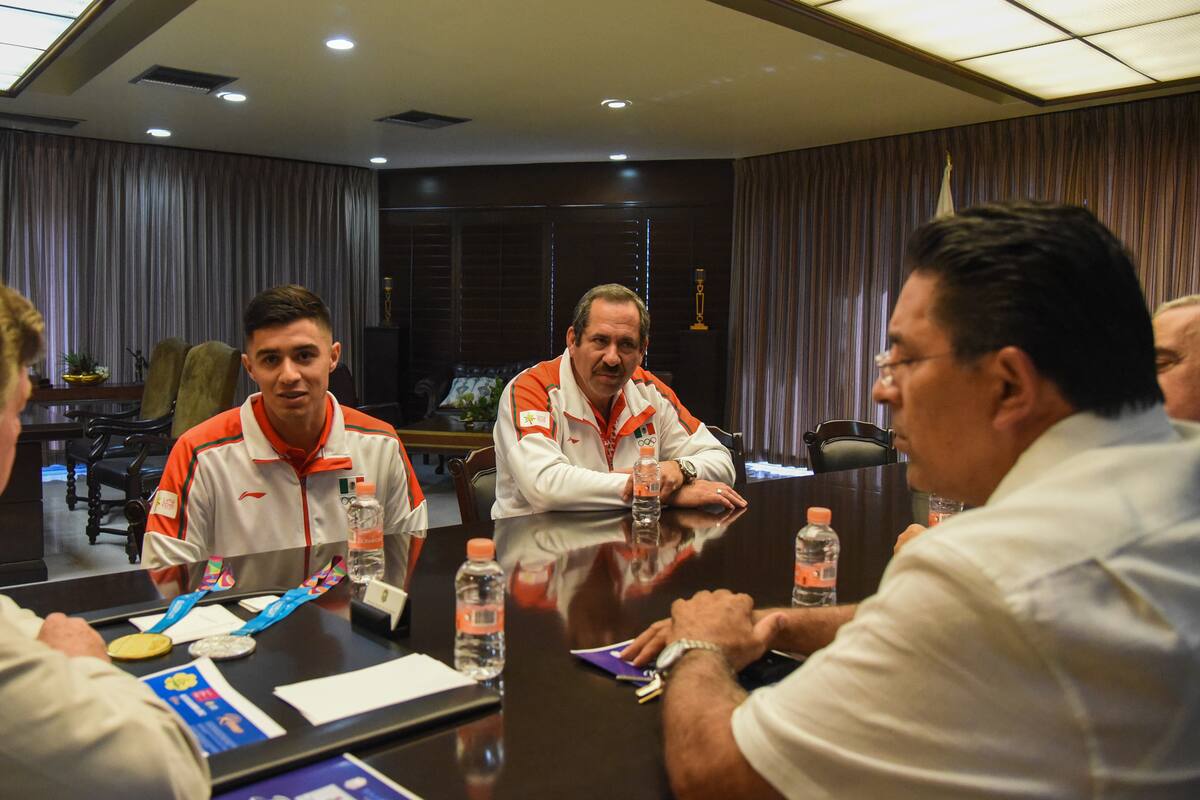 Presume Alexis sus medallas