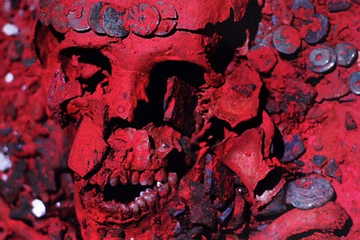 La fascinante historia de la Reina Roja, la aristócrata cuya tumba guardaba oscuros secretos de la civilización maya