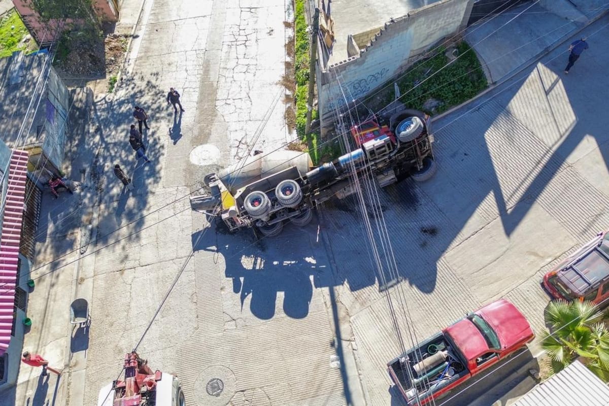 Vuelca revolvedora de cemento en Rinconada I