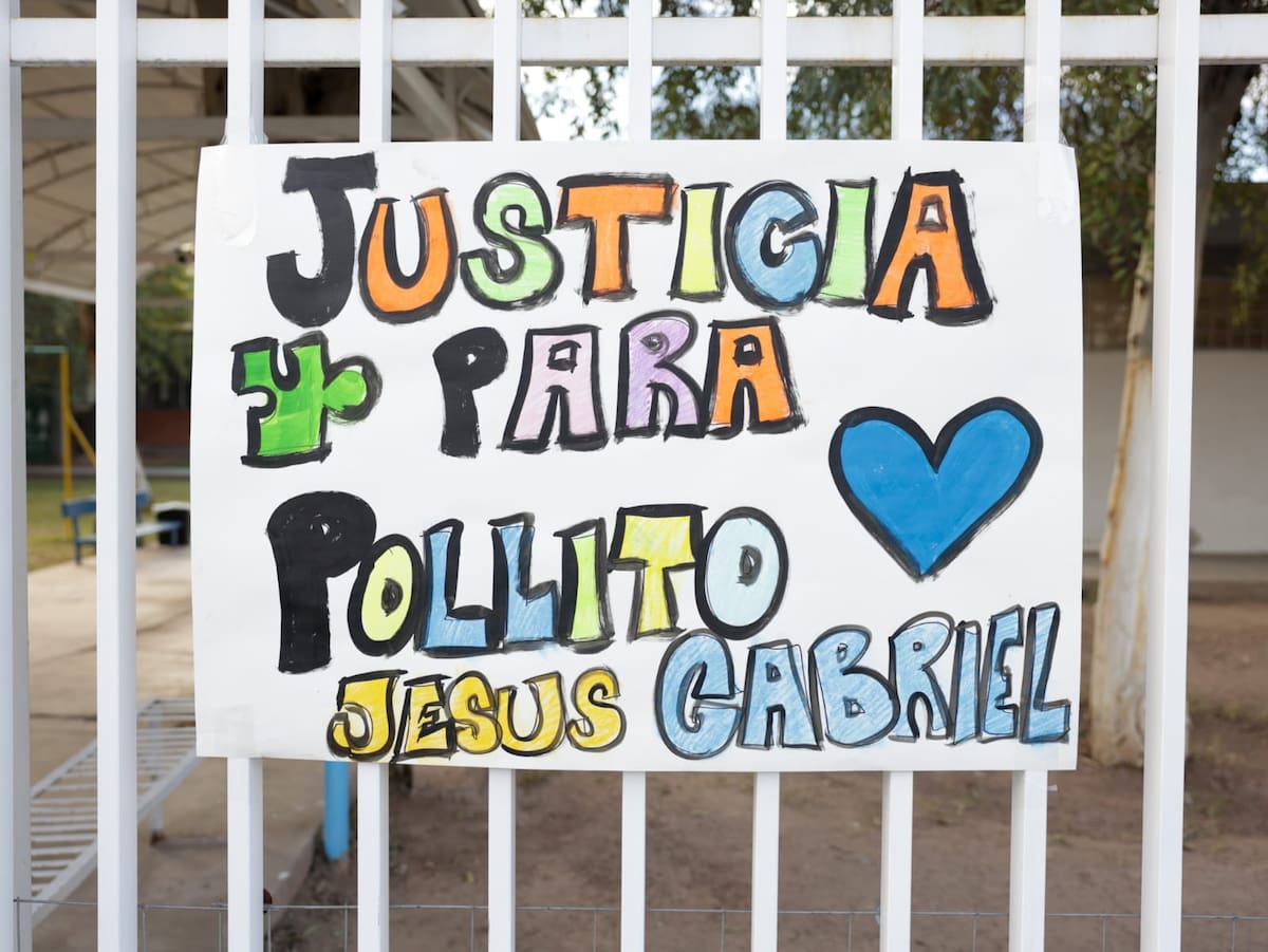 Padres de familia denunciaron presuntos maltratos hacia alumnos con discapacidad en el CAM “Ana Sullivan” y, ante la falta de respuesta de las autoridades educativas, tomaron el plantel para exigir la destitución de una docente y garantizar la seguridad de los menores. Foto: Javier Gallegos