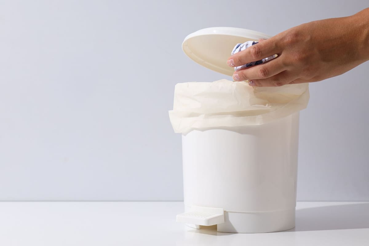 Qué poner en el fondo del bote de basura del baño para eliminar los malos olores