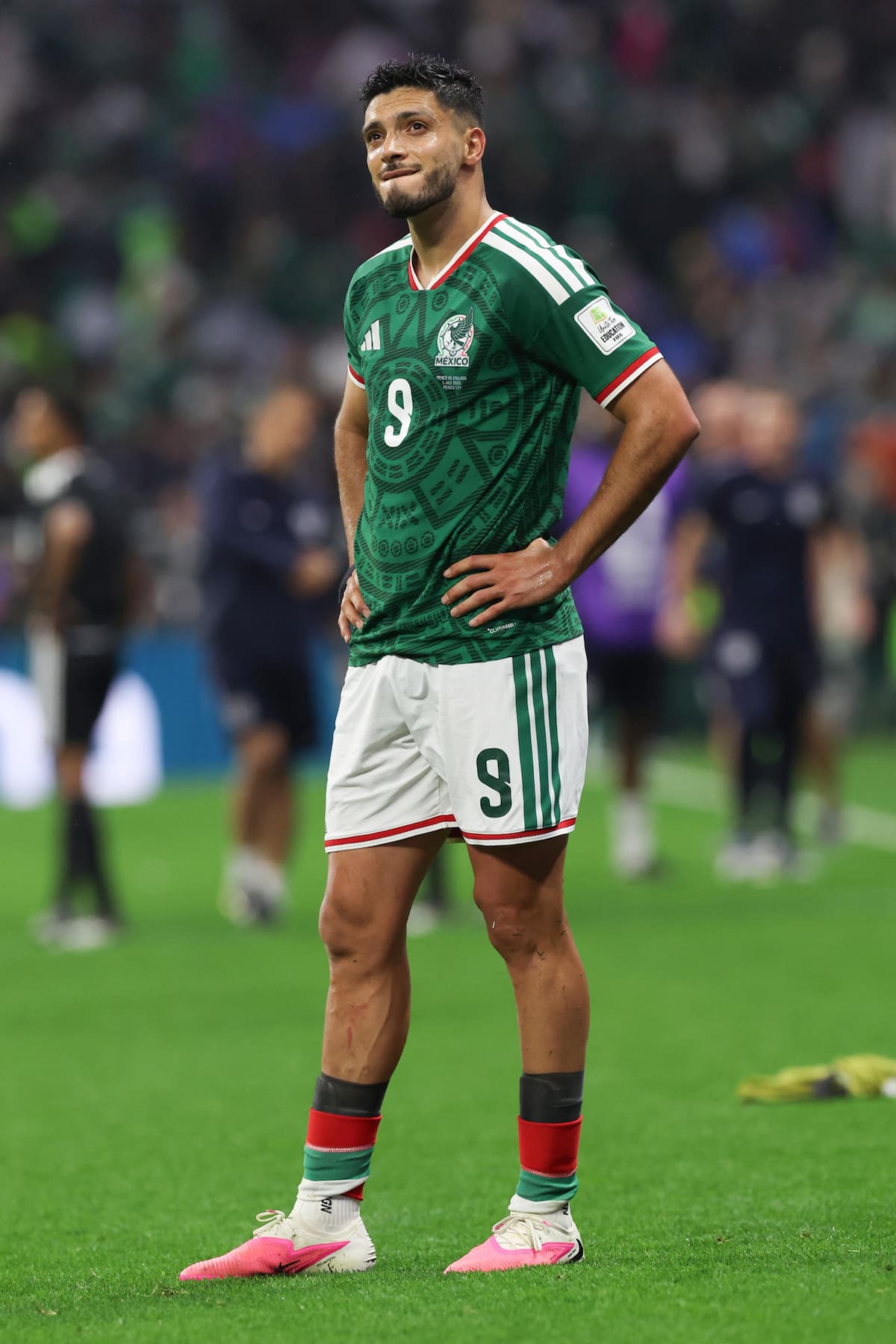 Raúl Jiménez, de México, reacciona durante un partido de octavos de final de la Copa Mundial de la FIFA 2026 entre México e Inglaterra en el Estadio Azteca de la Ciudad de México, México, el 5 de julio de 2026. La amenaza de tormenta puso en riesgo el inicio puntual del partido. | Crédito: EFE/ Alex Cruz
