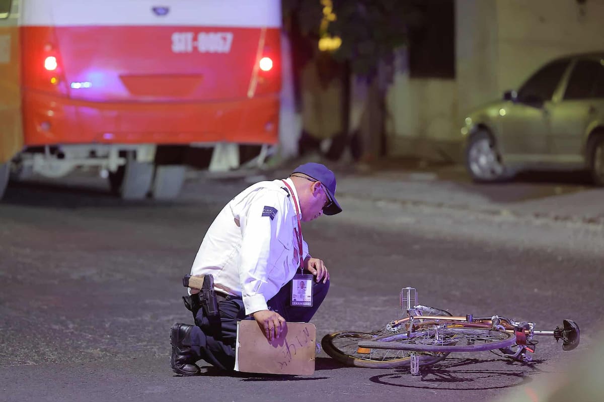 Fallece ciclista tras ser impactado por una unidad de transporte público en colonia Olivares