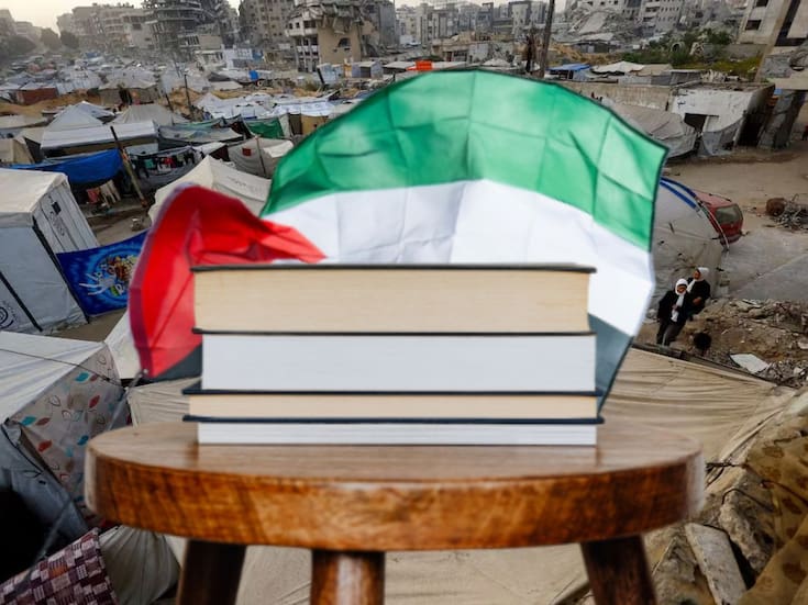 Entre la destrucción del 98% de sus escuelas, los niños de Gaza asisten a clases en carpas bajo la amenaza de francotiradores e interrupciones por disparos