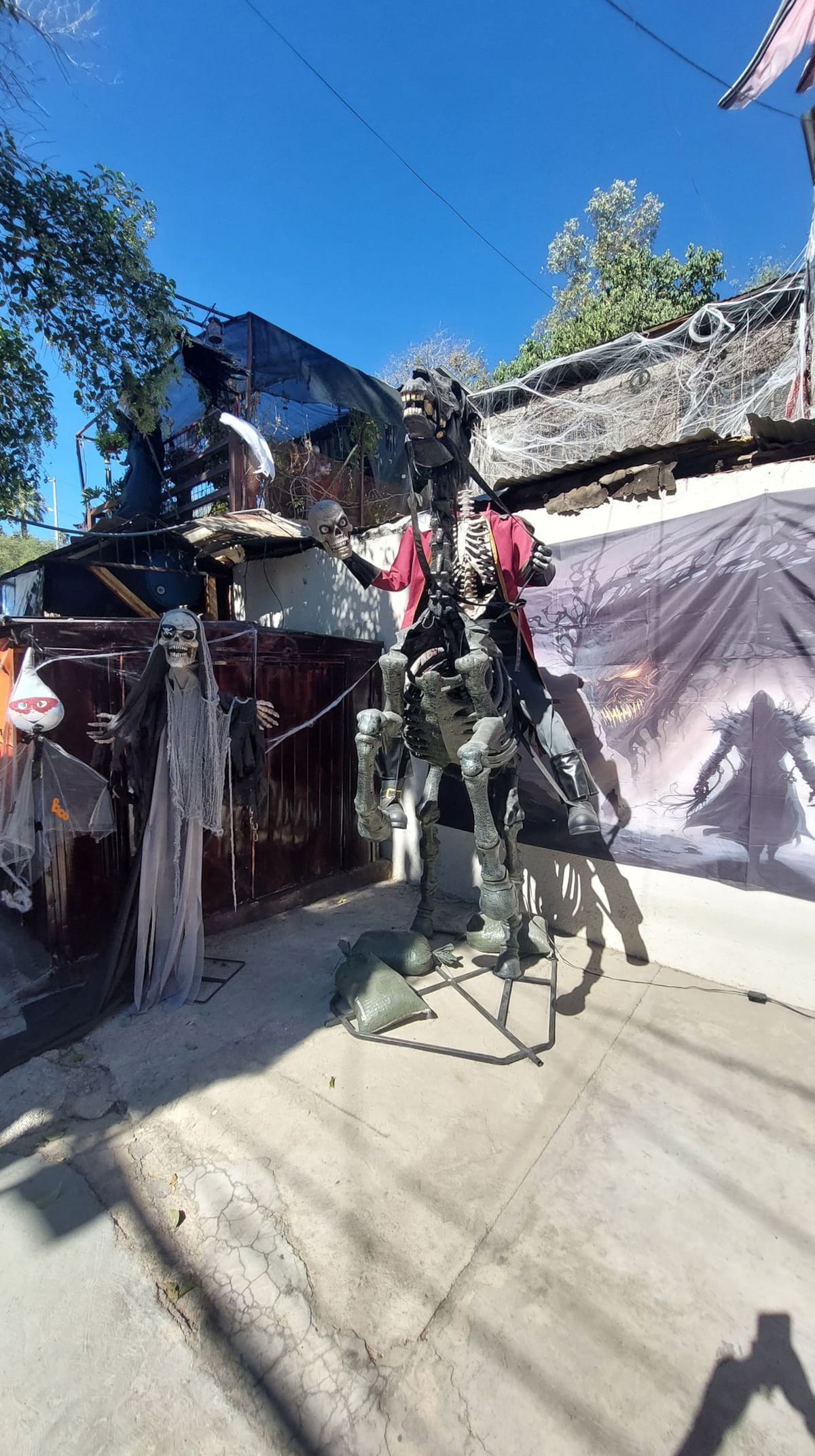 El jinete sin cabeza y otras figuras espeluznantes llenan la casa de la familia Islas. / Foto: Manuel Jimenez