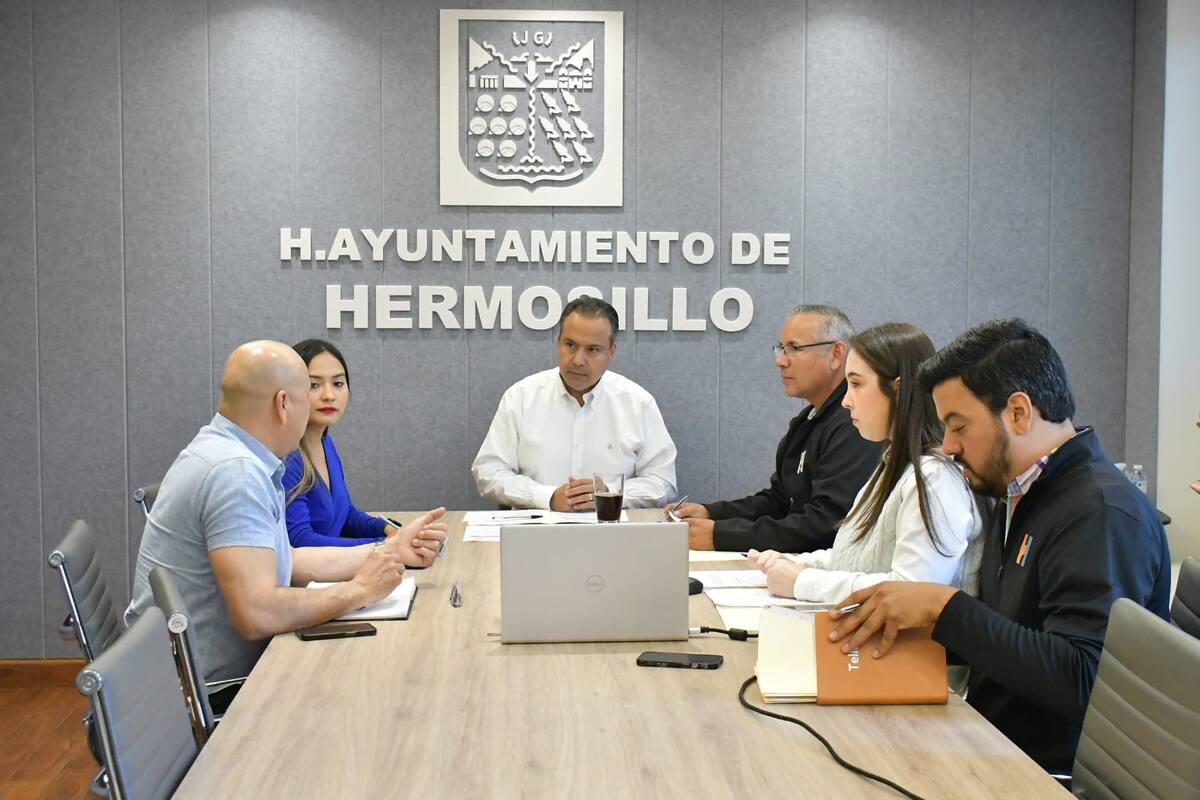 Entrega Astiazarán apoyos a deportistas que participarán en competencias