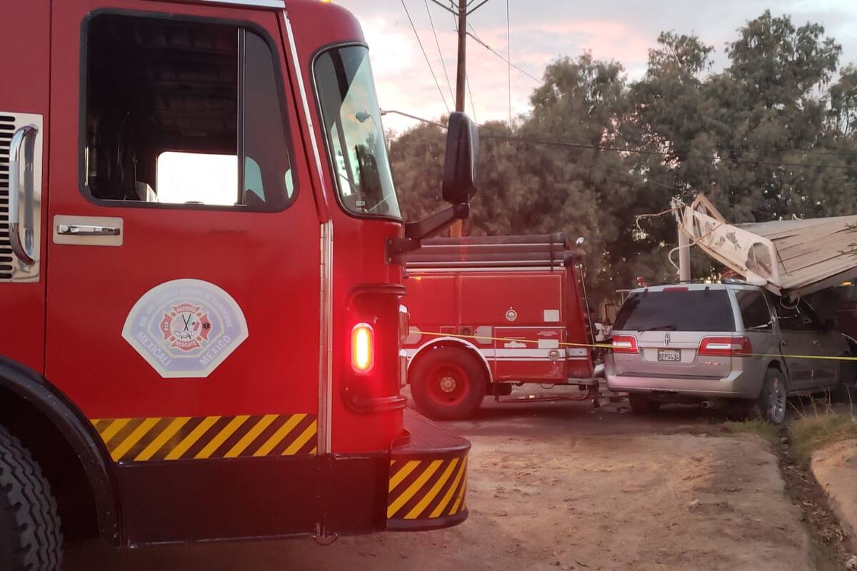 Camioneta choca contra estación 18 de Bomberos en el Valle de Mexicali