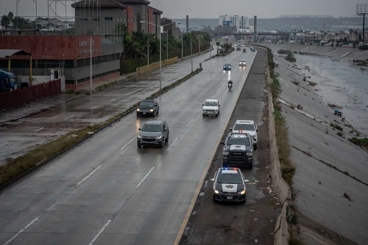 El conductor perdió el control, impactó un poste y terminó dentro de la canalización sin lesionados. Foto: Border Zoom
