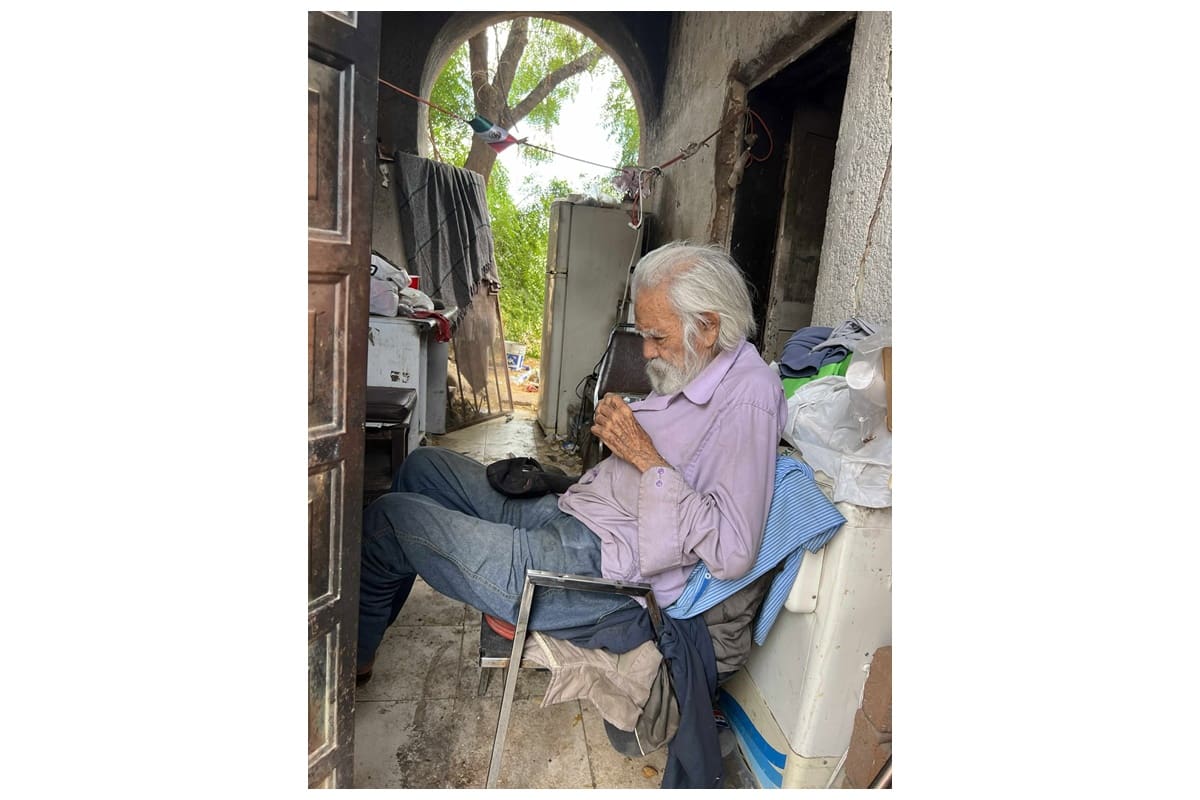 A sus 80 años, Jesús sobrevive solo en Hermosillo: su refugio es la lectura y la compañía de dos gatos
