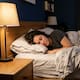 Dormir con tu perro o gato puede darte calma antes de acostarte, pero la ciencia advierte que también puede romper tu descanso nocturno