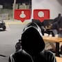 Adolescentes usan redes sociales para coordinar violentas “tomas de control” en Estados Unidos; son reuniones que se convierten en peleas masivas, vandalismo y disparos en restaurantes, playas y centros comerciales