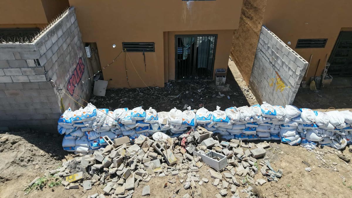 Personal del Ayuntamiento labora a espaldas del fraccionamiento Villas de San Lorenzo y hace bordos de tierra, así como muros de contención. FOTO: JULIÁN ORTEGA