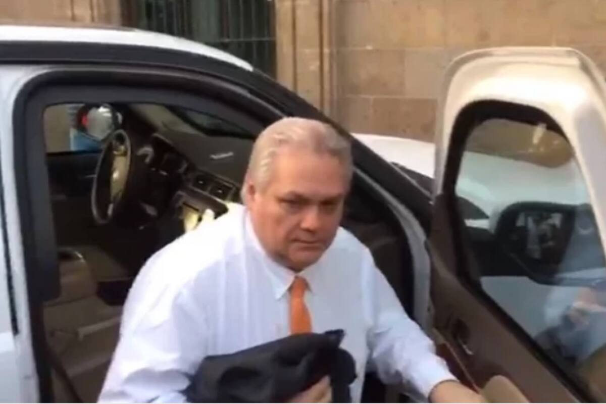Empresarios llegan al Palacio Nacional: Hay tamales y "cachitos" de lotería