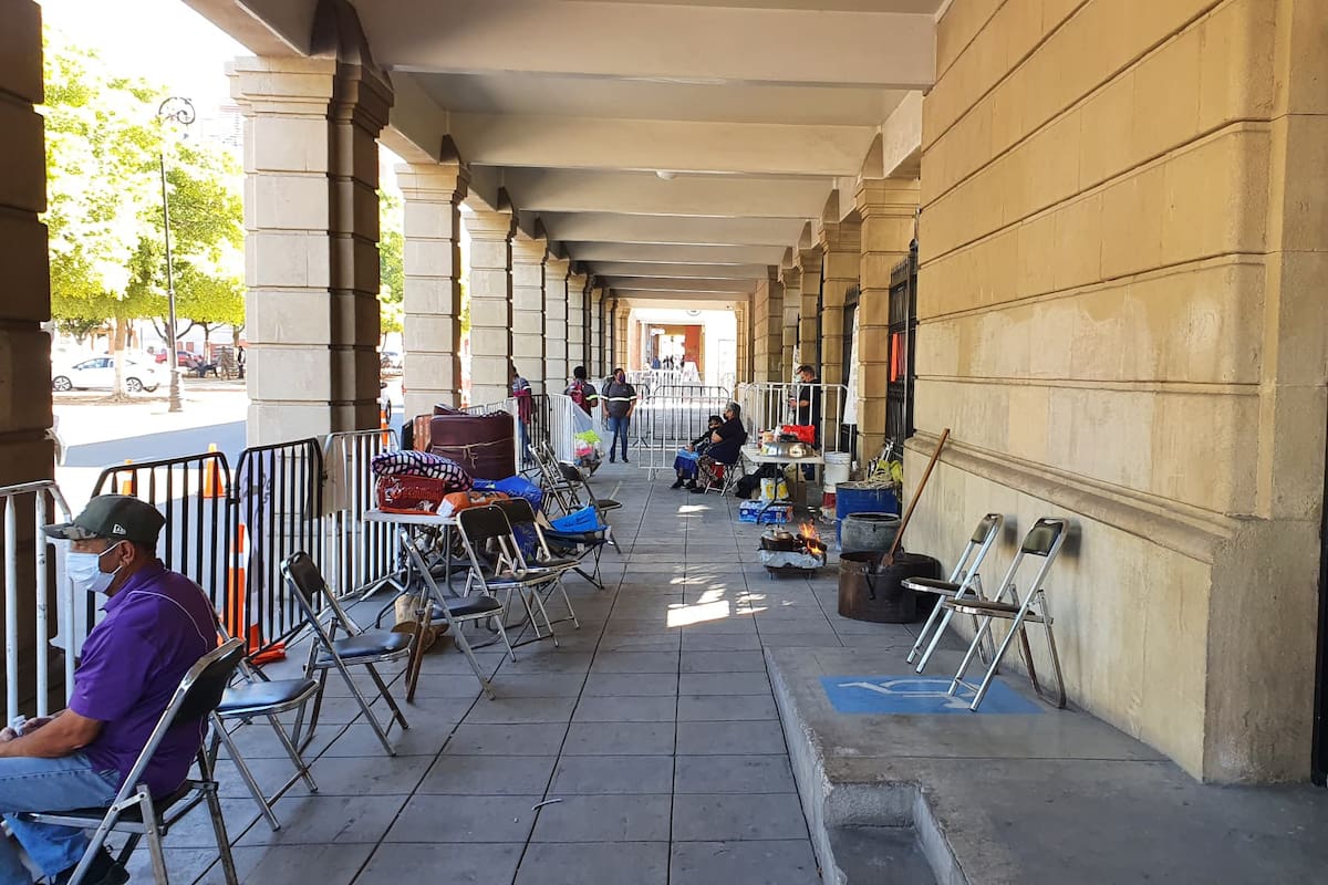 Jubilados y pensionados vuelven a tomar instalaciones de Palacio Municipal de Hermosillo