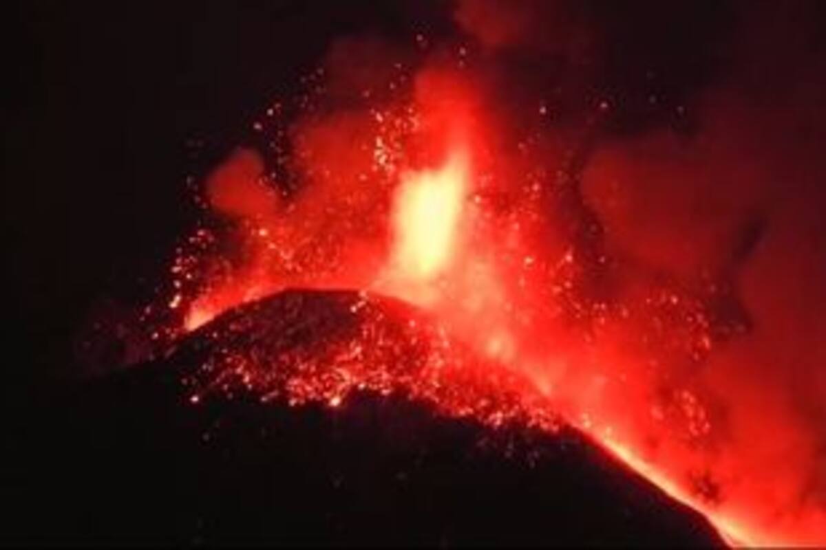 Siguen las sorprendentes erupciones del volcán Etna en Sicilia