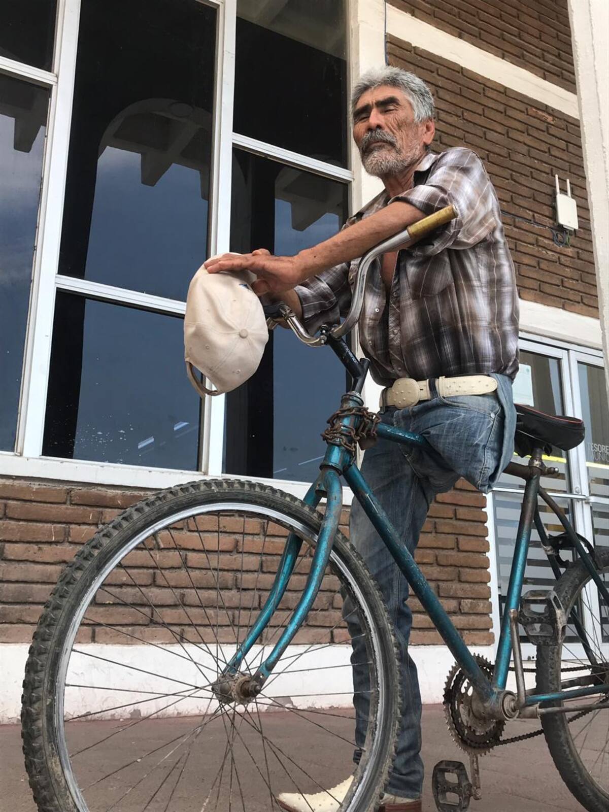 Jacinto viaja unos 15 kilómetros desde comisaria Rosales a Navojoa pedaleando en su bicicleta.