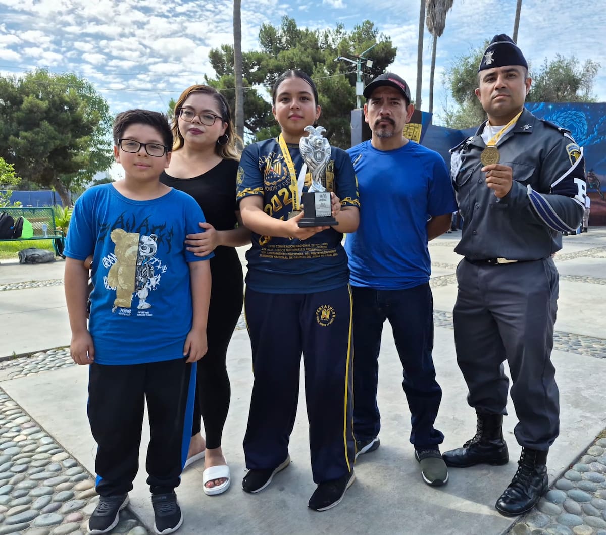 Abril González celebra junto a su familia el campeonato nacional de lucha olímpica obtenido tras años de entrenamiento en el Pentathlón. Foto: Khennia Reyes