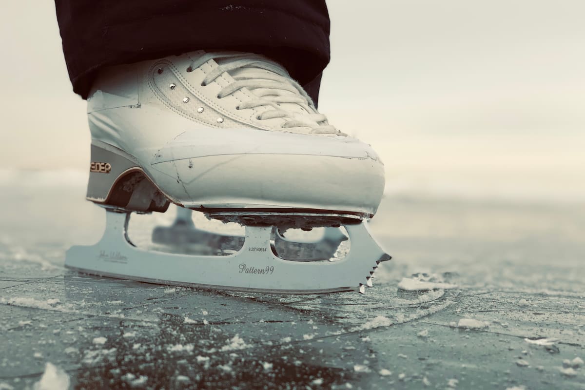 Un misterio bajo cero: por qué resbala el hielo, según la ciencia molecular
