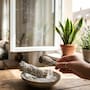 ¿Sientes pesadez al entrar a tu casa? Las señales que muchos relacionan con “malas vibras” y cómo limpiar la energía de tu hogar