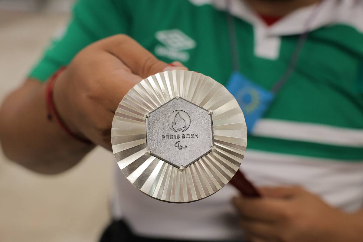 Llega, después de su participación en los juegos paralímpicos París 2024, Edgar Ulises Fuentes Yañez con su presea de plata obtenida en su prueba de lanzamiento jabalina.