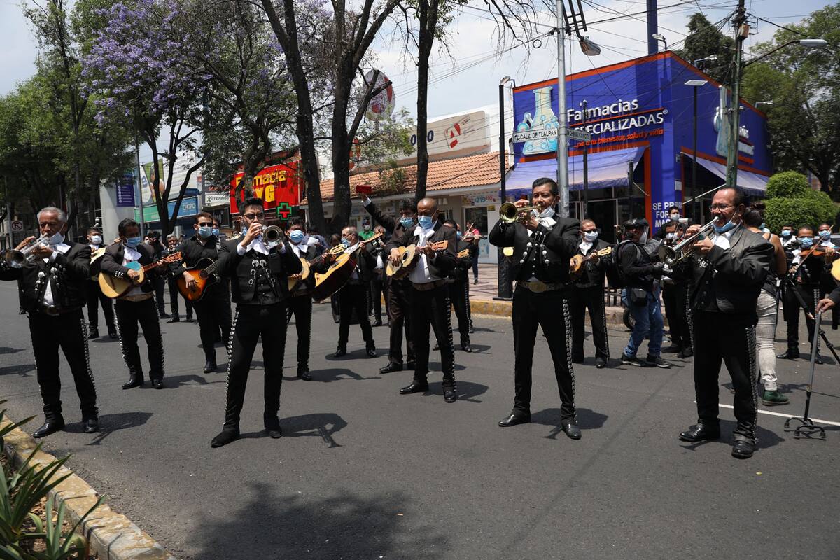 Mariachis endulzan con sus canciones la lucha contra Covid-19