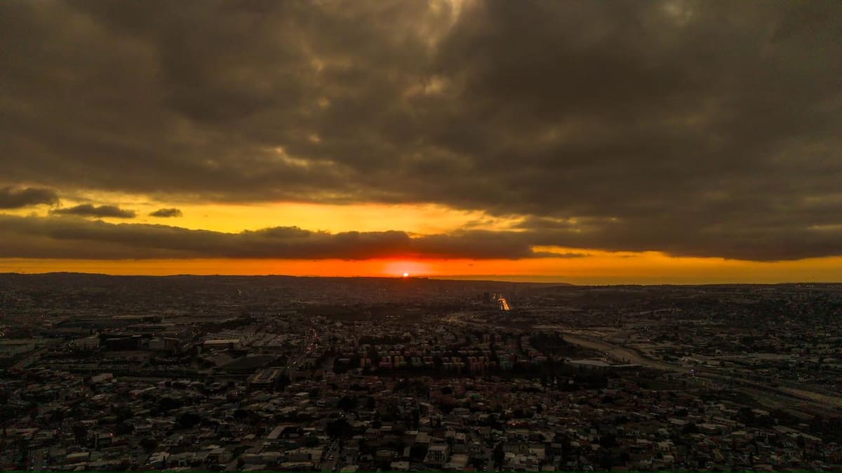 El cielo de Tijuana se pintó de tonos anaranjados y dorados durante el atardecer de este martes, en una tarde fresca con temperatura máxima de 20 grados Celsius y vientos del suroeste de entre 10 y 15 kilómetros por hora. Foto: Border Zoom