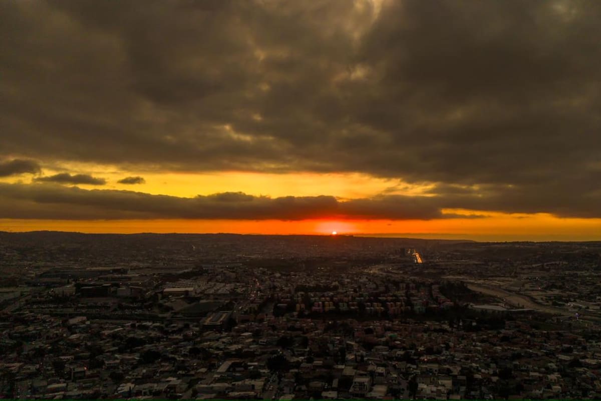Atardecer pinta de tonos anaranjados y dorados el cielo de Tijuana