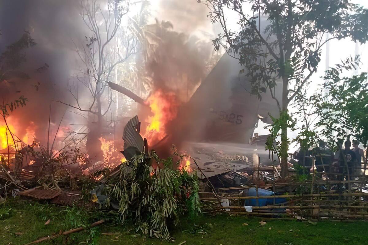 Se estrella avión de la Fuerza Aérea de Filipinas; al menos 40 personas han sido rescatadas